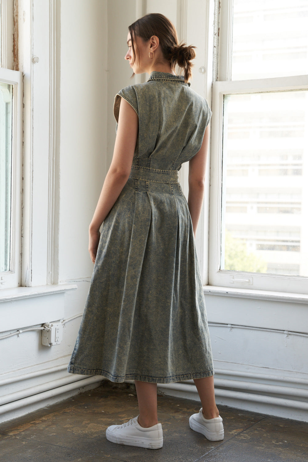 SUNSHINE SQUEEZE BUTTON DOWN DENIM MIDI DRESS